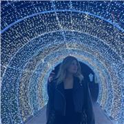 Ragazza che aiuta a fare i compiti e studiare